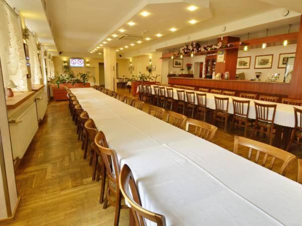 Ludowa Restauracja & Noclegi Kietrz Ngoại thất bức ảnh