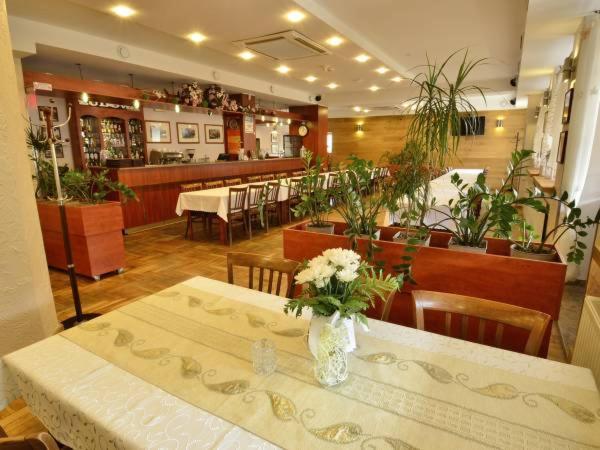Ludowa Restauracja & Noclegi Kietrz Ngoại thất bức ảnh